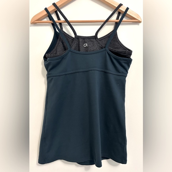 GAP FIT Yoga Top w/ built in sports bra - Picture 3 of 9